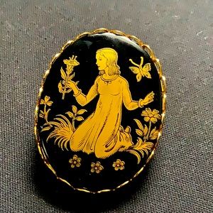 Black Cameo gold child flowers brooch